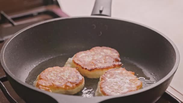 Блины на сковороде с растительным маслом — стоковое видео