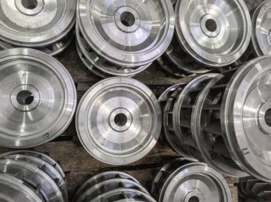 İşlemleri birbiri üzerine yığdıktan sonra birçok büyük gümüş metal parçası