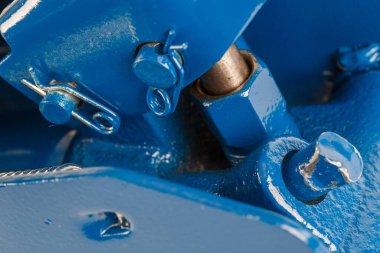 Hidrolik valf ve zemin kat arabasının pistonunun yakın görüntüsü.