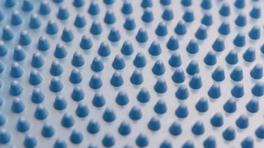 Masaj aleti veya denge diskinde yavaşça dönen mavi lastik çiviler