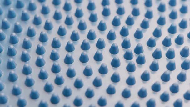 Hurkolt lassan forgó kék gumi tüskék masszírozó vagy egyensúly lemez — Stock videók