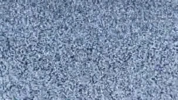 Искаженные помехи белого шума на маленьком портативном аналоговом телевизоре с катодной лучевой трубкой — стоковое видео