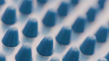 Masaj aleti veya denge diskinde yavaşça dönen mavi lastik çiviler