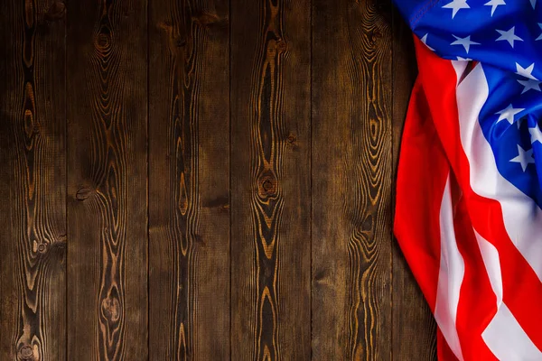 Drapeau américain froissé sur fond de surface en bois texturé plat — Photo
