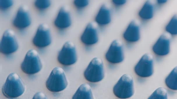 Langzaam ronddraaiende blauwe rubberen spikes op massage- of evenwichtsschijf — Stockvideo