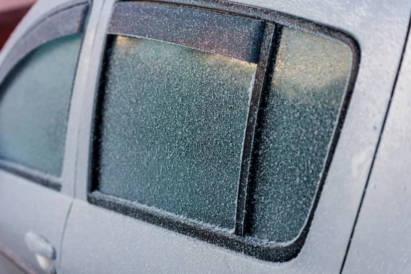 Geada coberto janelas laterais do carro branco com defletores de plástico - fundo close-up com foco seletivo — Fotografia de Stock