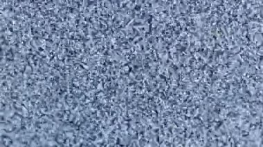 Katot ışın tüplü küçük taşınabilir bir analog TV 'de parazit yapıyor ve sonunda kapanıyor.