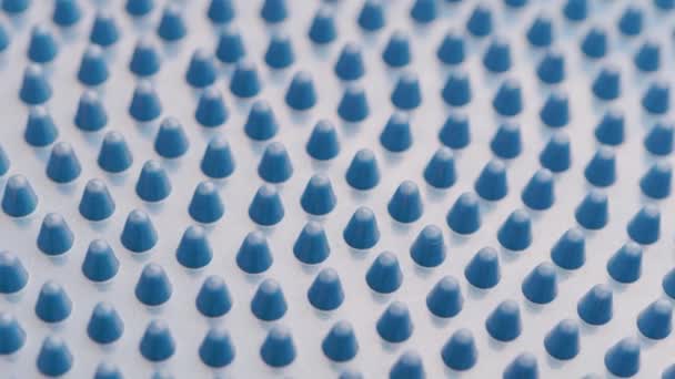 Langzaam ronddraaiende blauwe rubberen spikes op massage- of evenwichtsschijf — Stockvideo