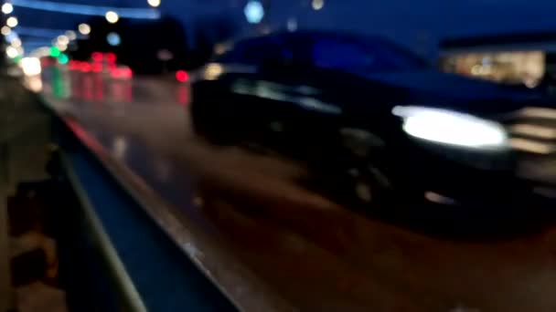 Déconcentré riany nuit voitures de route circulation à la saison d'automne — Video