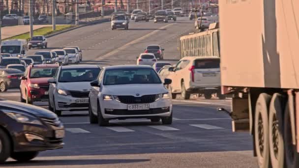 Pedoni che attraversano la strada di fronte al traffico automobilistico nelle strade centrali di Tula, Russia — Video Stock