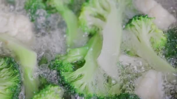 Brócolis fervente e couve-flor extremo close-up com câmera lenta — Vídeo de Stock