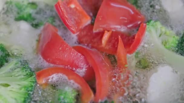 Boiling broccoli, cauliflower and red bell pepper extreme close-up with slow motion — Vídeo de Stock