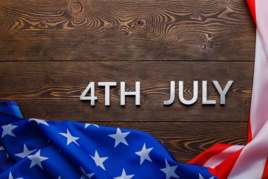 4 Temmuz ve buruşuk ABD bayrağı düz desenli ahşap yüzey arka planında