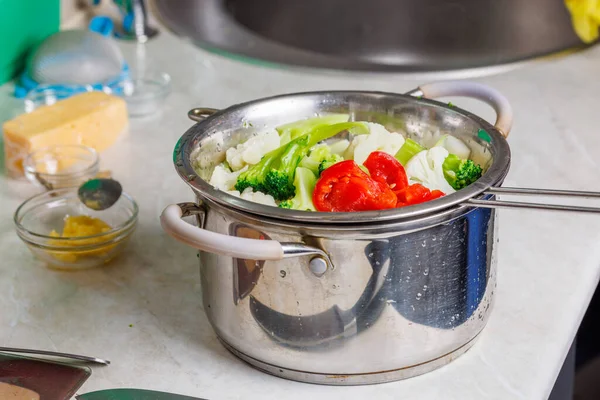 Chopped boiled vegetables in colander in stainless steel cooking pot close-up — Fotografia de Stock