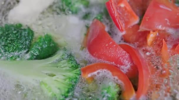 Kokande broccoli, blomkål och röd paprika extrem närbild med slow motion — Stockvideo