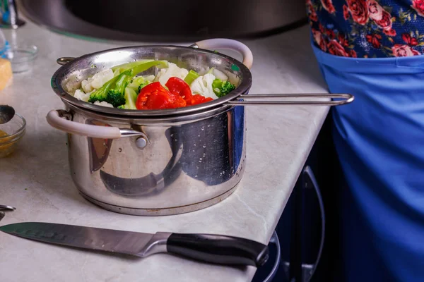 Sayuran rebus cincang dalam colander dalam pot memasak stainless steel close-up — Stok Foto