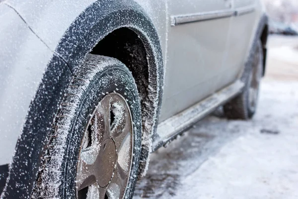 Frost covered car wheel at cold winter morning — Fotografia de Stock