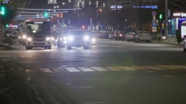 Tula, Rusya 'da merkez caddelerde gece araba trafiği - 18 Aralık 2021