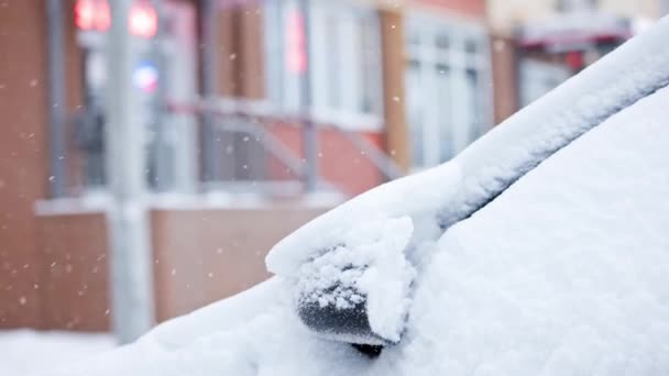 Вид крупним планом на сніговий покритий автомобіль в зимовий день снігопад, повільно-морозний — стокове відео