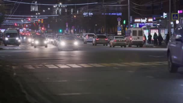 Night car traffic in central streets in Tula, Russia - December 18, 2021 — Stockvideo