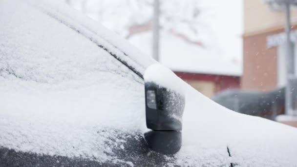 Widok z bliska pokryty śniegiem samochód w zimie pada śnieg, slow-mo — Wideo stockowe
