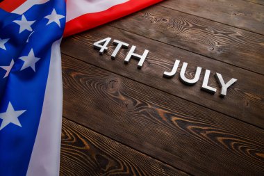4 Temmuz ve buruşuk ABD bayrağı düz desenli ahşap yüzey arka planında