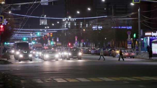Peatones cruzando la perspectiva central en la noche de invierno — Vídeos de Stock