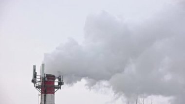 Kışın telekomünikasyon antenlerinde duman, buhar ve isisiklet bulunan termik santral boruları