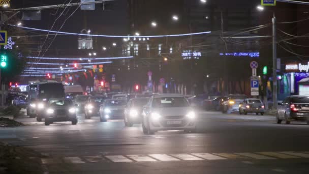 Nocny ruch samochodowy na głównych ulicach Tuli, Rosja - 18 grudnia 2021 — Wideo stockowe