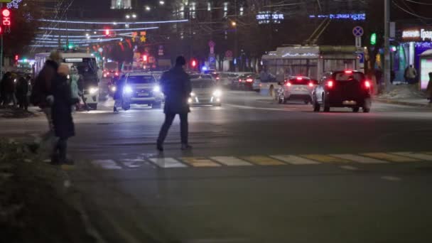 Pedestrians crossing central prospect at winter night — Vídeo de Stock