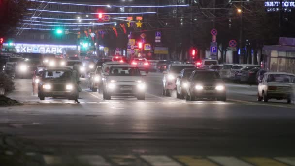 Pedestrians crossing central prospect at winter night — Vídeo de Stock