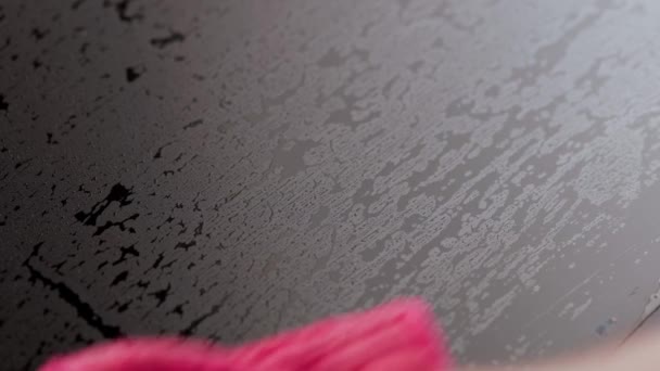 Mão caucasiana limpando molhado preto superfície da tela digital com pano vermelho — Vídeo de Stock