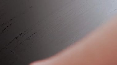 Beyaz el ıslak siyah ekranı çıplak elle siliyor.