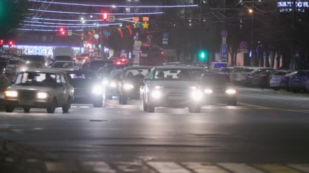 Tula, Rusya 'da merkez caddelerde gece araba trafiği - 18 Aralık 2021 — Stok video
