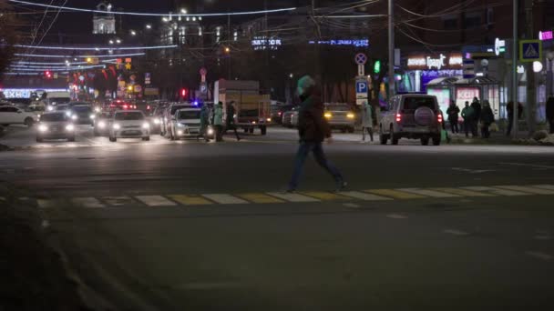 Peatones cruzando la perspectiva central en la noche de invierno — Vídeos de Stock