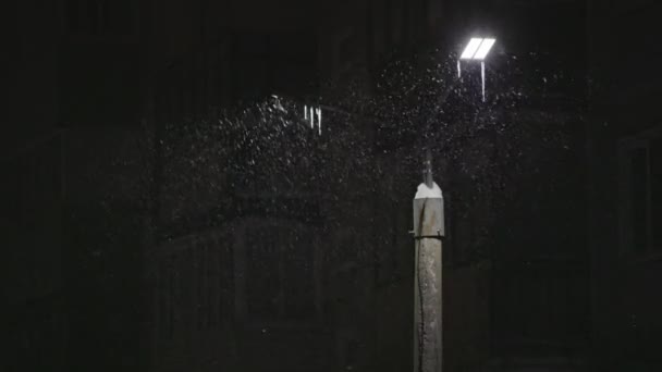 Ledd lyktstolpe på natten snöstorm närbild — Stockvideo