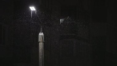 Gece lamba direği. Kar fırtınası yakın plan.