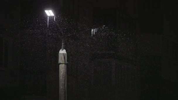 Lampione a led di notte bufera di neve primo piano — Video Stock