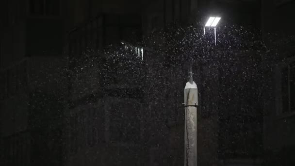 Led lampa post v noci blizzard close-up — Stock video