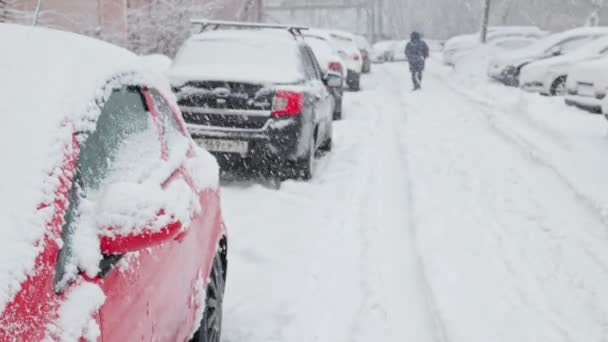 Rangée de wagons garés au blizzard de jour - gros plan au ralenti — Video