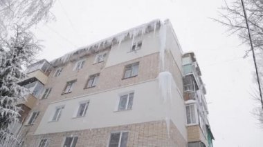 Rus chruşevka üzerinde büyük isicles kış günü kar altında 5 katlı bina köşesi