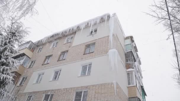 러시아 의 Chrushevka 5 층 건물 모퉁이에 있는 큰 섬 들 겨울 눈 올 때 — 비디오