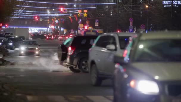 Night car traffic in central streets in Tula, Russia - December 18, 2021 — Video Stock