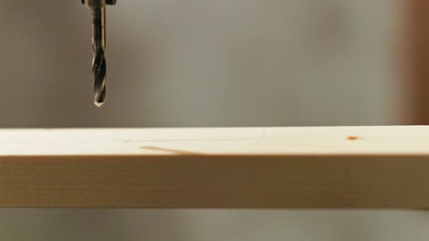 Draaiboor boor door een houten plank close-up in slo-mo — Stockvideo