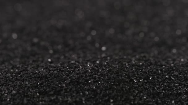 Derramamento de carvão de coco preto close-up slo-mo, carvão ativado pequena fração — Vídeo de Stock