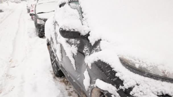 Ряд припаркованих автомобілів під час денного світлового буріння крупним планом у повільному русі — стокове відео