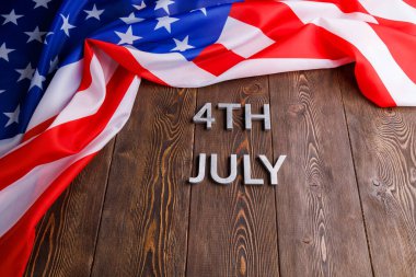 4 Temmuz ve buruşuk ABD bayrağı düz desenli ahşap yüzey arka planında