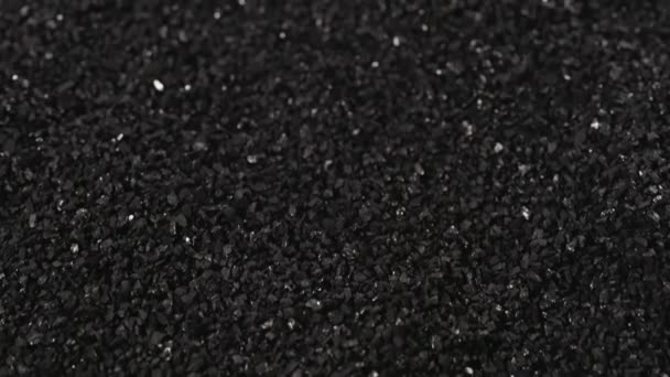 Rolagem para baixo close-up macro full frame vista de grãos de carvão de coco — Vídeo de Stock