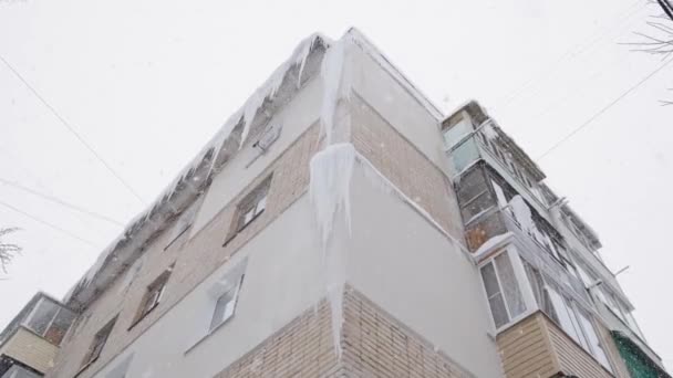 Grandes ilhas em chrushevka russo 5 andares edifício canto no dia de inverno nevasca — Vídeo de Stock