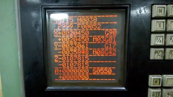 Viejo soviet CNC - ordenador dispositivo de control numérico monocromo monitor rojo — Vídeos de Stock